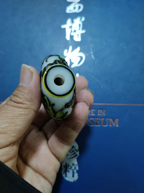 古玩雜項現代制套色琉璃百蝶團云鼻煙壺真品鑒賞圖