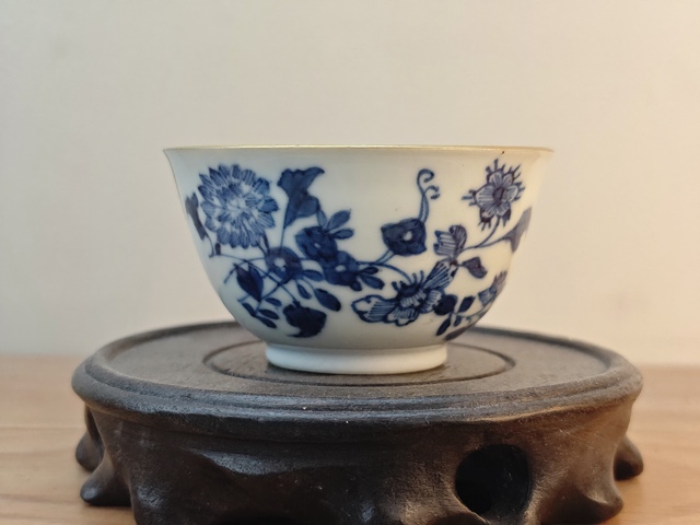 古玩陶瓷花卉紋青花杯真品鑒賞圖