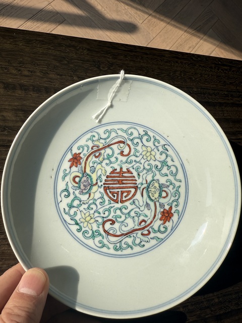 古玩陶瓷斗彩盤真品鑒賞圖