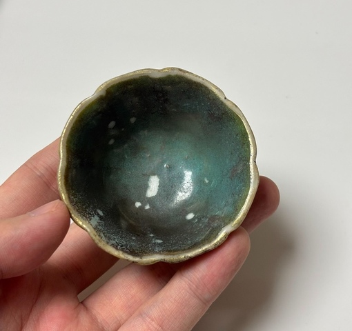 古玩陶瓷藍地粉彩葵口杯真品鑒賞圖