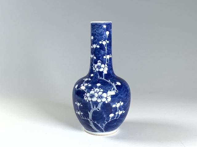 古玩陶瓷清晚期·青花留白冰梅紋天球瓶真品鑒賞圖