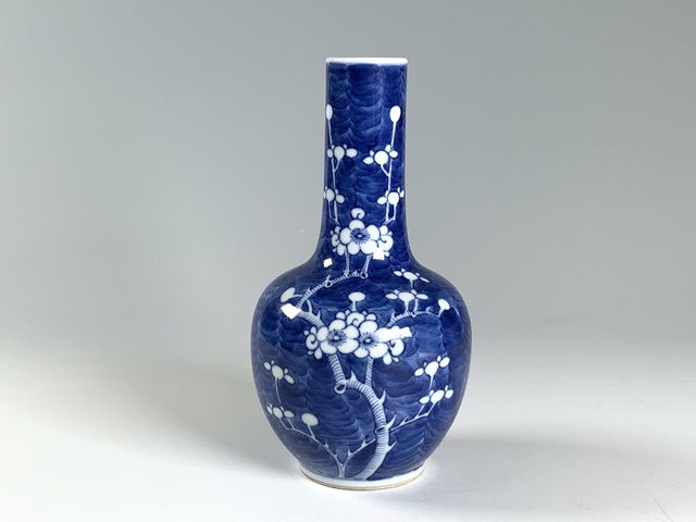 古玩陶瓷清晚期·青花留白冰梅紋天球瓶真品鑒賞圖