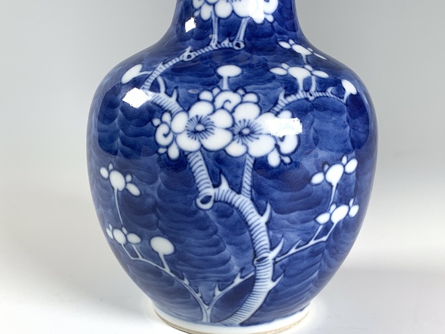 古玩陶瓷清晚期·青花留白冰梅紋天球瓶真品鑒賞圖