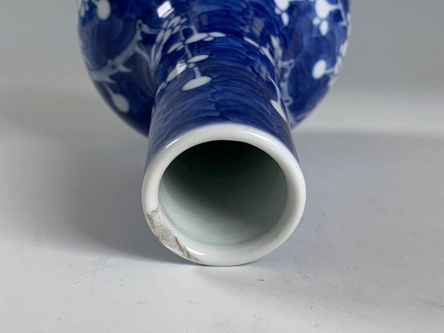 古玩陶瓷清晚期·青花留白冰梅紋天球瓶真品鑒賞圖