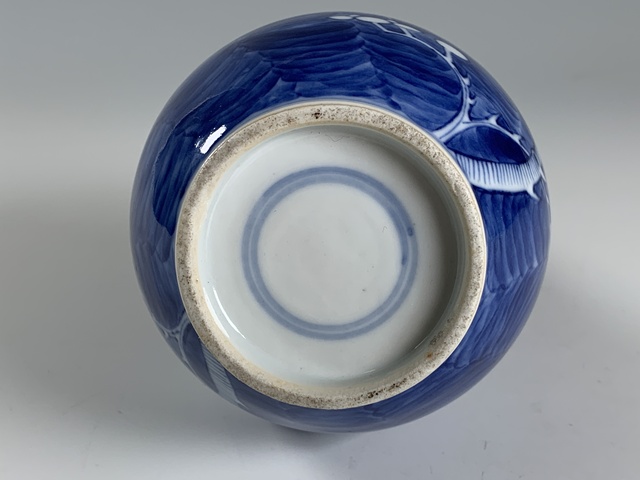 古玩陶瓷清晚期·青花留白冰梅紋天球瓶真品鑒賞圖