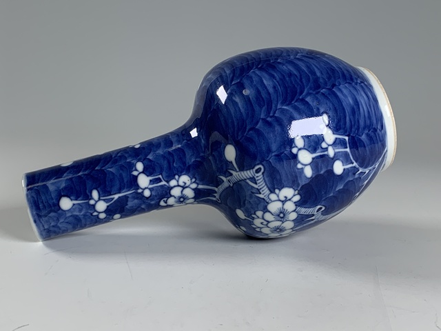 古玩陶瓷清晚期·青花留白冰梅紋天球瓶真品鑒賞圖