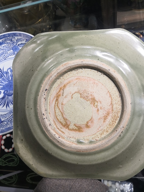 古玩陶瓷青釉四方模印盤真品鑒賞圖