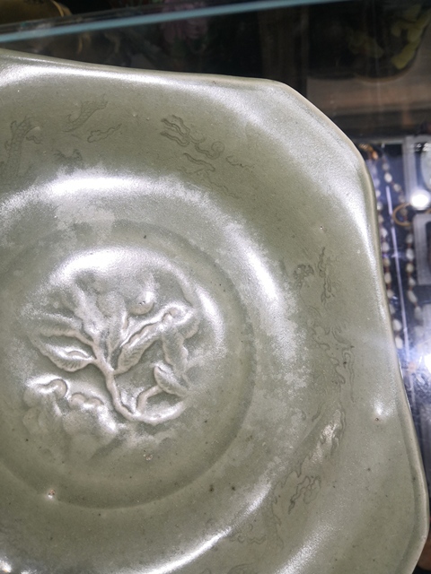古玩陶瓷青釉四方模印盤真品鑒賞圖