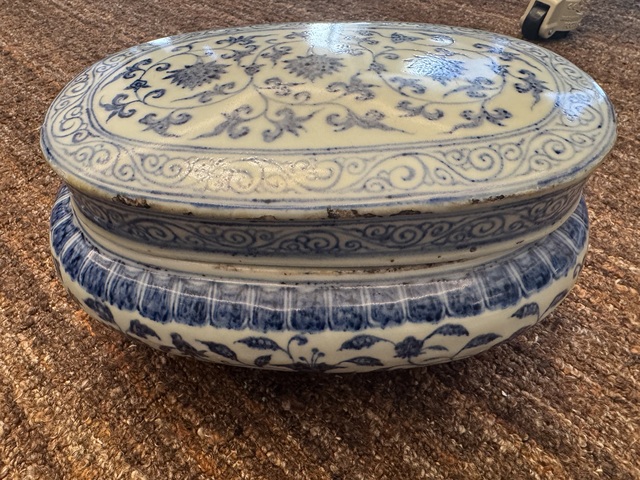 古玩陶瓷青花纏枝蓮紋蓋盒真品鑒賞圖