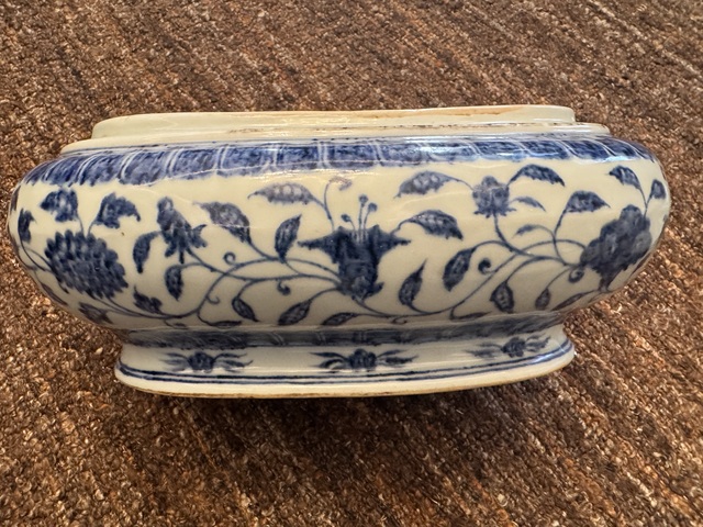 古玩陶瓷青花纏枝蓮紋蓋盒真品鑒賞圖