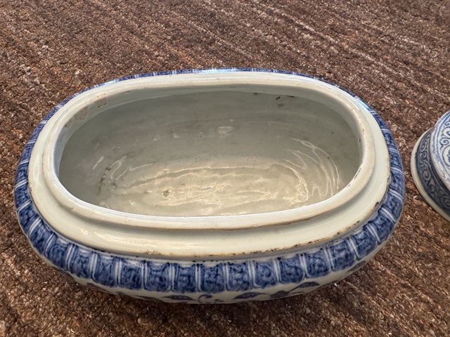 古玩陶瓷青花纏枝蓮紋蓋盒真品鑒賞圖