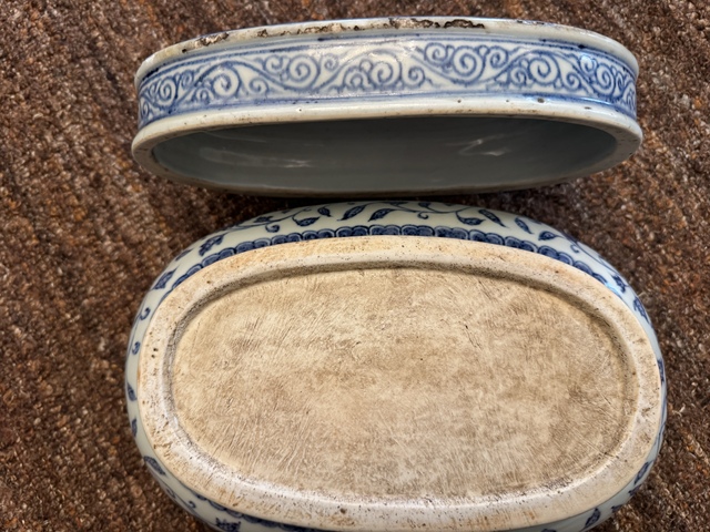 古玩陶瓷青花纏枝蓮紋蓋盒真品鑒賞圖