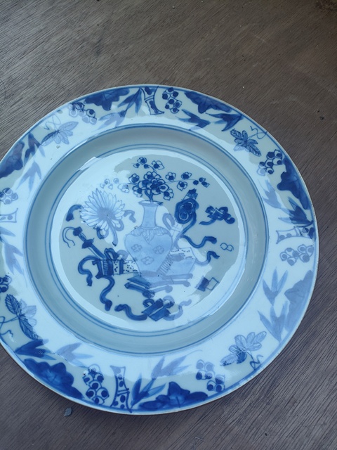 古玩陶瓷博古圖青花盤真品鑒賞圖