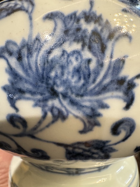 古玩陶瓷青花纏枝蓮紋尊真品鑒賞圖