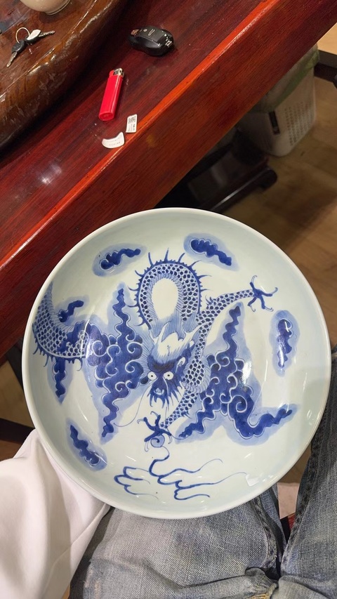古玩陶瓷過墻龍紋青花盤真品鑒賞圖
