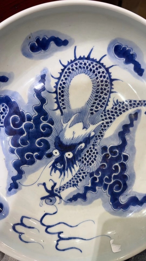 古玩陶瓷過墻龍紋青花盤真品鑒賞圖