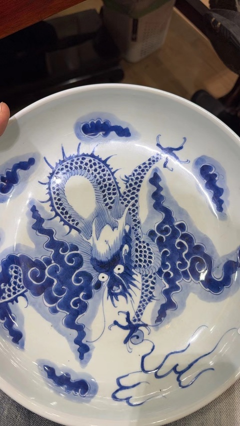 古玩陶瓷過墻龍紋青花盤真品鑒賞圖