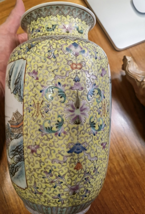 古玩陶瓷黃地粉彩纏枝蓮開光山水紋燈籠瓶真品鑒賞圖