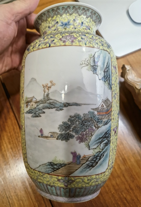 古玩陶瓷黃地粉彩纏枝蓮開光山水紋燈籠瓶真品鑒賞圖