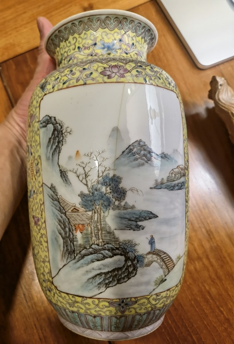 古玩陶瓷黃地粉彩纏枝蓮開光山水紋燈籠瓶真品鑒賞圖