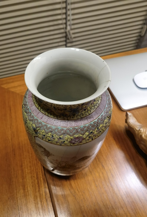 古玩陶瓷黃地粉彩纏枝蓮開光山水紋燈籠瓶真品鑒賞圖