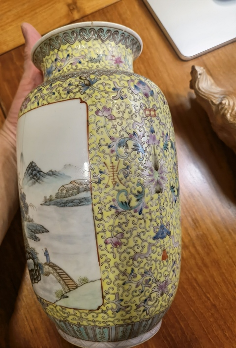 古玩陶瓷黃地粉彩纏枝蓮開光山水紋燈籠瓶真品鑒賞圖