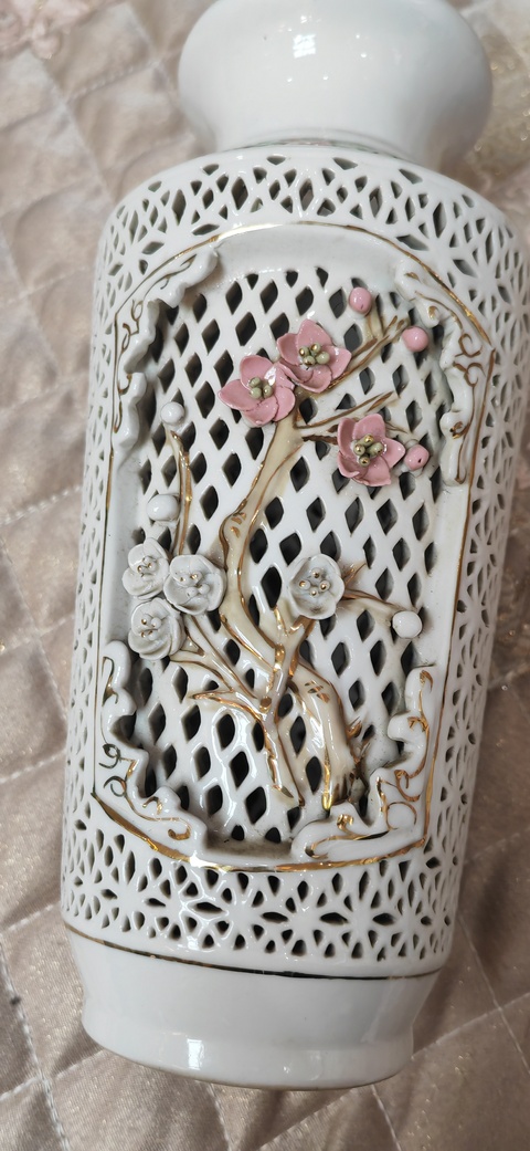 古玩陶瓷粉彩花卉紋鏤空洗口瓶真品鑒賞圖