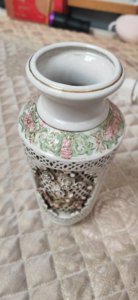 古玩陶瓷粉彩花卉紋鏤空洗口瓶真品鑒賞圖