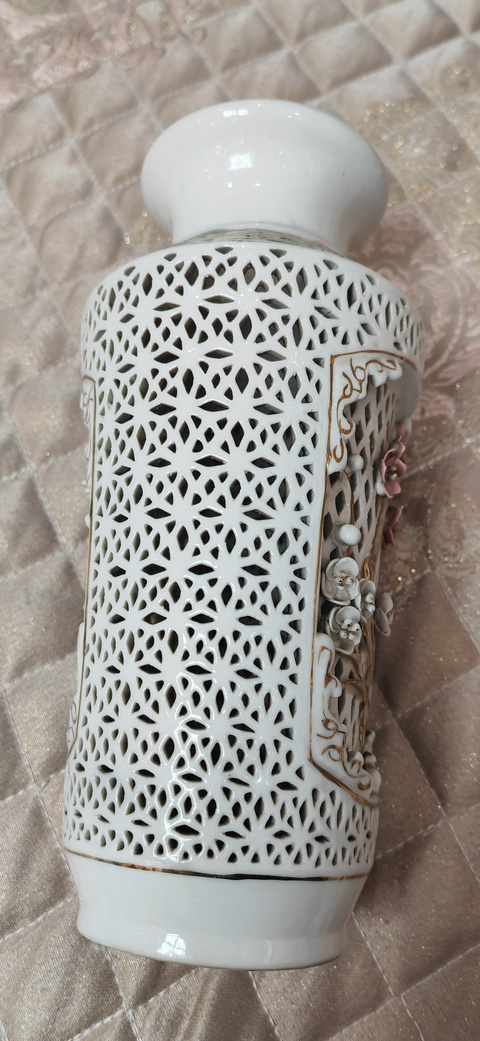 古玩陶瓷粉彩花卉紋鏤空洗口瓶真品鑒賞圖