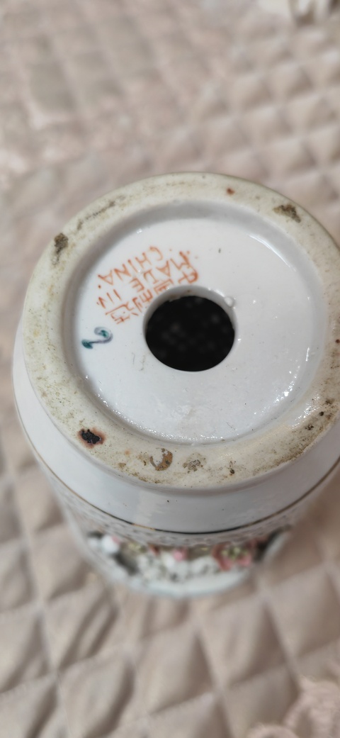 古玩陶瓷粉彩花卉紋鏤空洗口瓶真品鑒賞圖