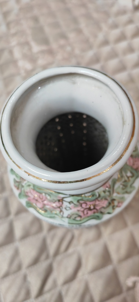 古玩陶瓷粉彩花卉紋鏤空洗口瓶真品鑒賞圖