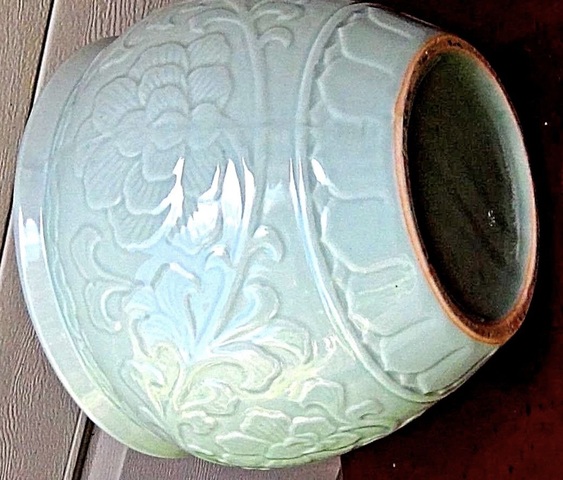 古玩陶瓷青釉浮雕花卉大缸真品鑒賞圖