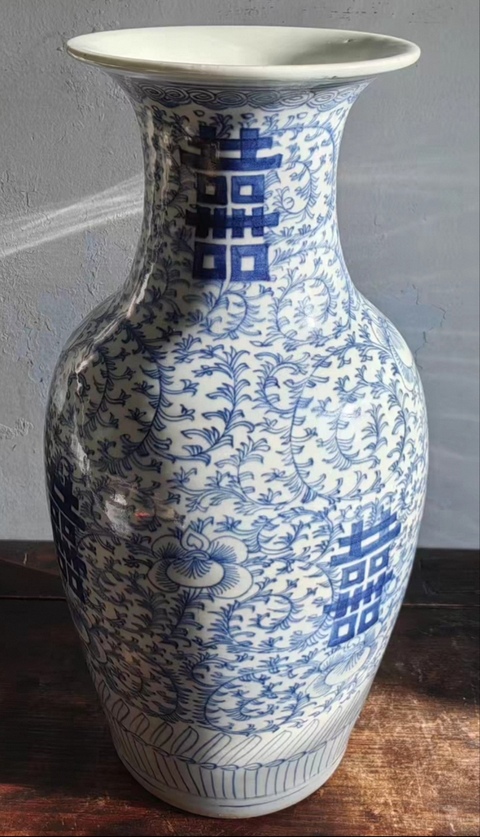 古玩陶瓷清中期纏枝花囍字紋青花撇口瓶拍賣，當前價格3500元