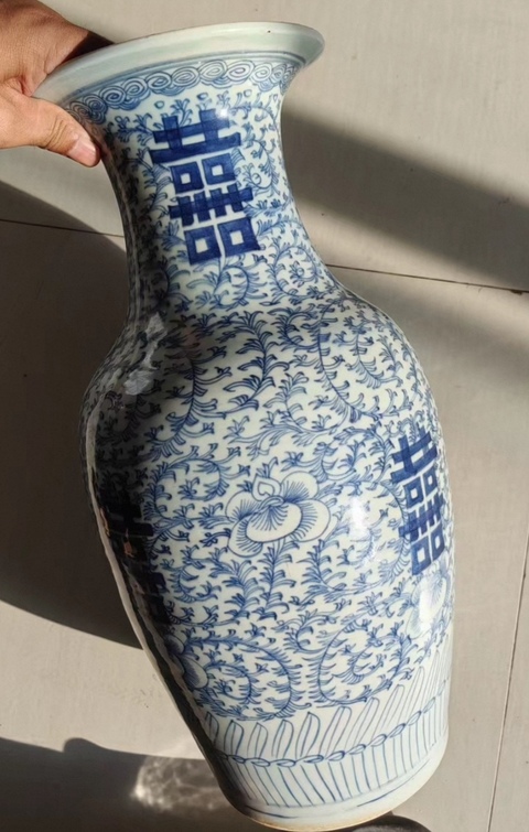 古玩陶瓷清中期纏枝花囍字紋青花撇口瓶拍賣，當前價格3500元