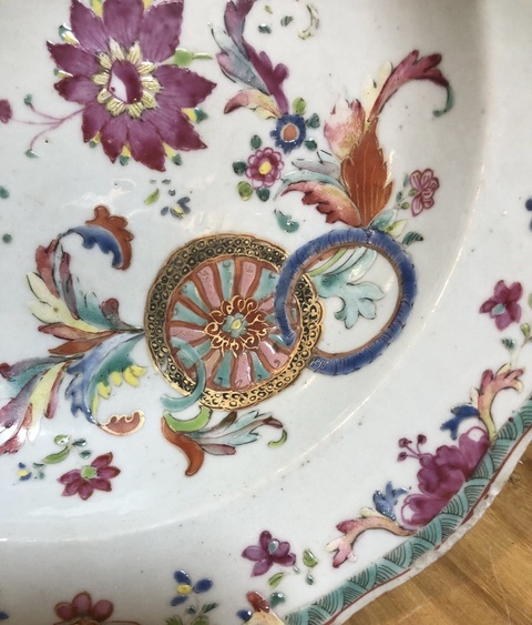 古玩陶瓷粉彩花卉紋花口盤真品鑒賞圖