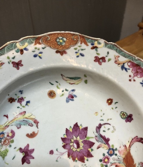 古玩陶瓷粉彩花卉紋花口盤真品鑒賞圖