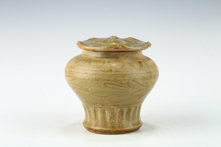 古玩陶瓷元末明初·青釉刻花紋荷葉蓋罐真品鑒賞圖