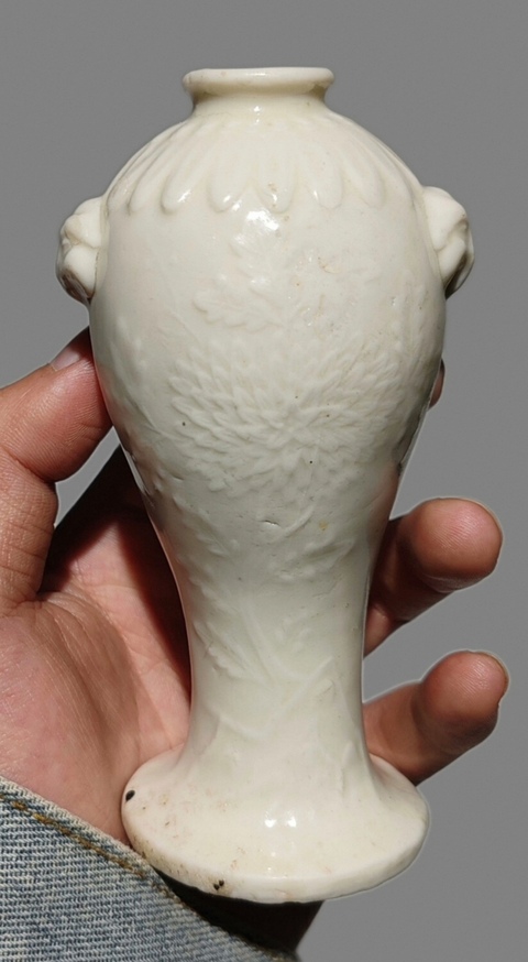 古玩陶瓷白釉雙獸頭花卉紋梅瓶真品鑒賞圖