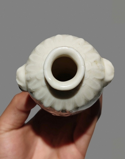 古玩陶瓷白釉雙獸頭花卉紋梅瓶真品鑒賞圖