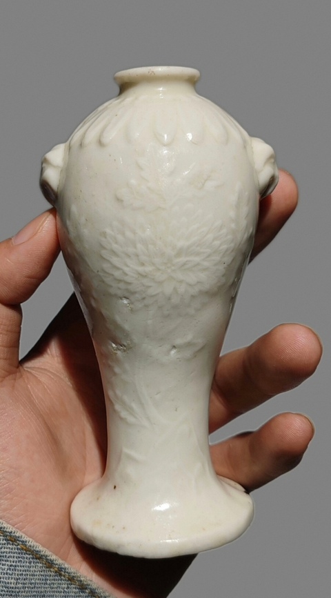 古玩陶瓷白釉雙獸頭花卉紋梅瓶真品鑒賞圖