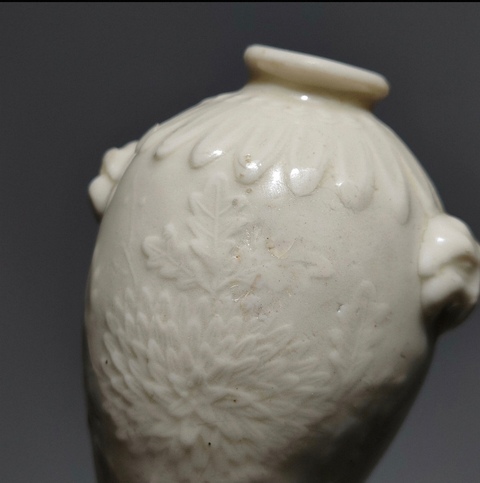 古玩陶瓷白釉雙獸頭花卉紋梅瓶真品鑒賞圖