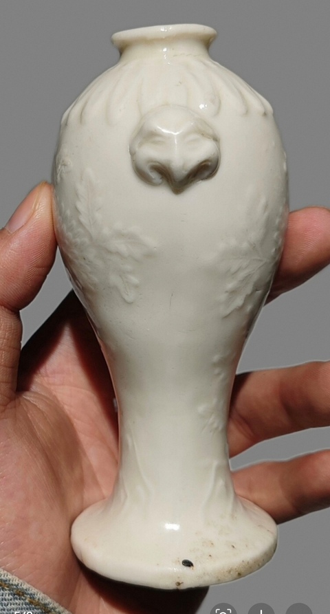 古玩陶瓷白釉雙獸頭花卉紋梅瓶真品鑒賞圖