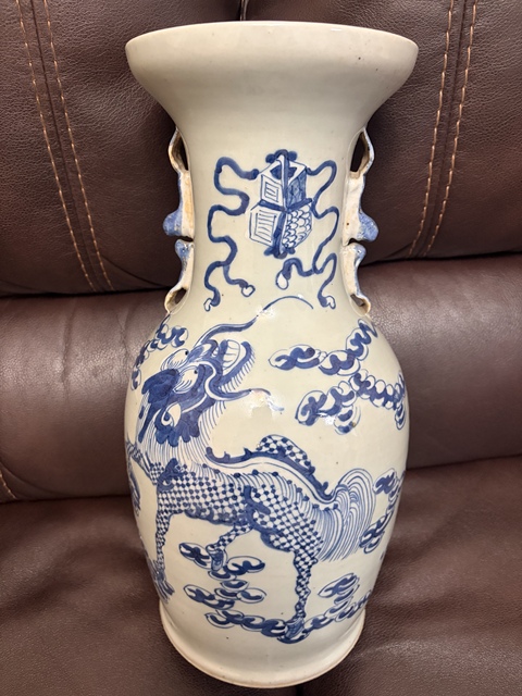 古玩陶瓷豆青釉青花獅子紋雙耳瓶真品鑒賞圖