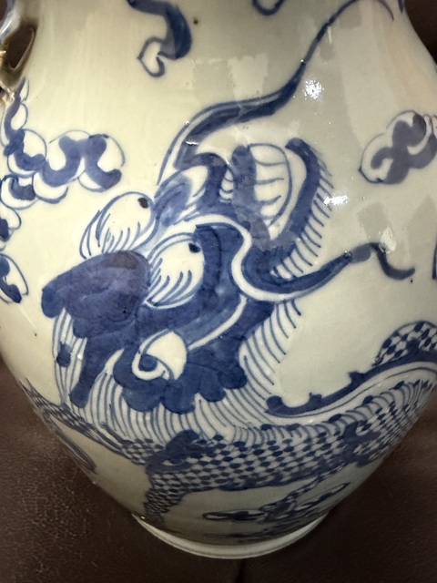 古玩陶瓷豆青釉青花獅子紋雙耳瓶真品鑒賞圖