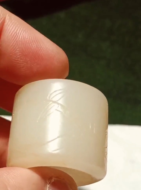 古玩玉器花草紋玉扳指真品鑒賞圖