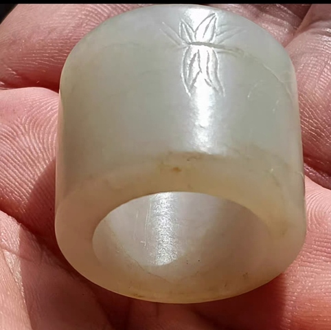古玩玉器花草紋玉扳指真品鑒賞圖