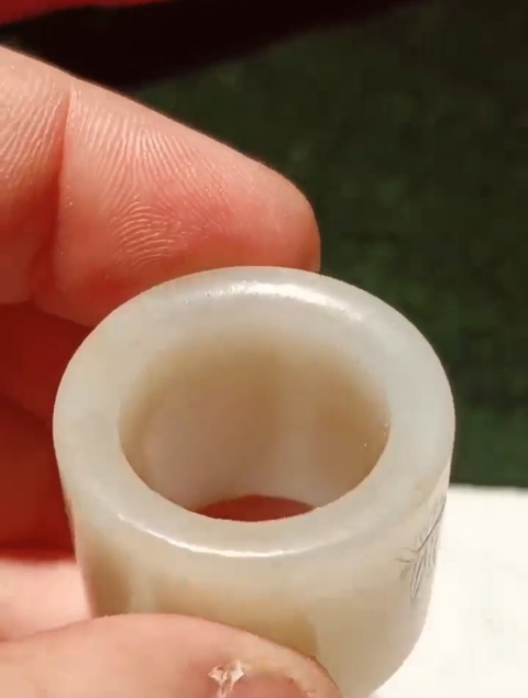 古玩玉器花草紋玉扳指真品鑒賞圖