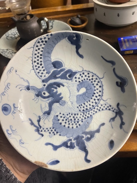 古玩陶瓷過墻龍紋青花盤真品鑒賞圖