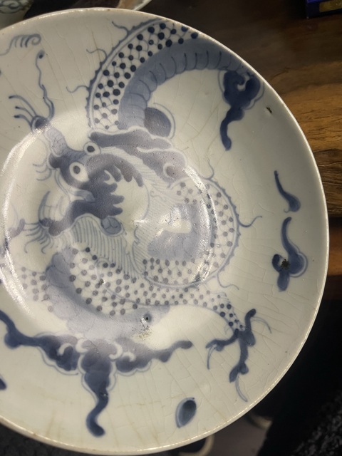 古玩陶瓷過墻龍紋青花盤真品鑒賞圖