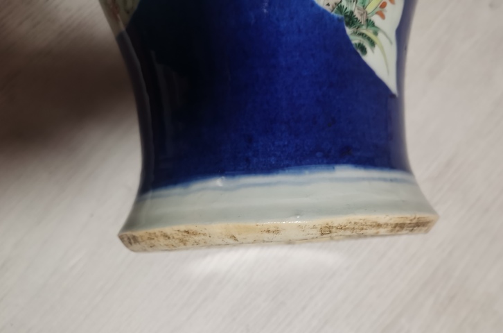 古玩陶瓷灑藍釉開窗五彩人物故事紋瓶真品鑒賞圖